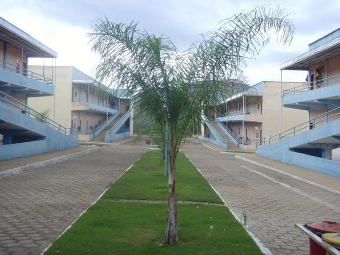Blocos de salas e jardins do campus